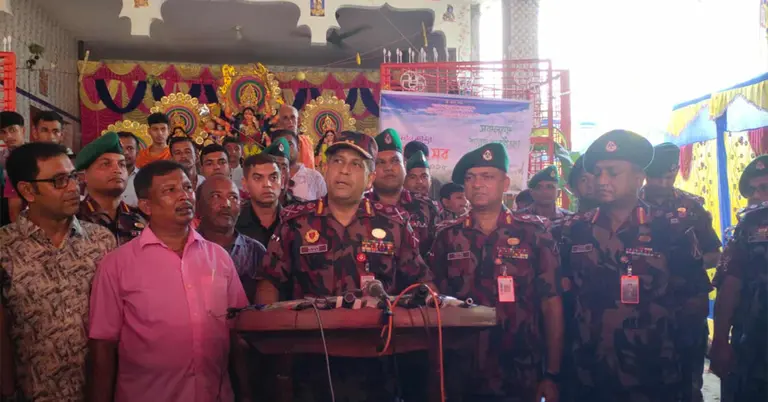 মন্দির পরিদর্শনে বিজিবি মহাপরিচালক